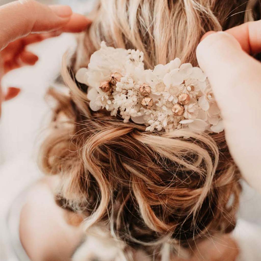 Chignon de mariage avec ornement bohème