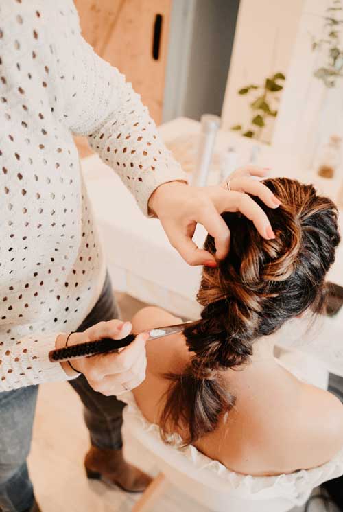 Apprentissage d'une coiffure de mariée attachée