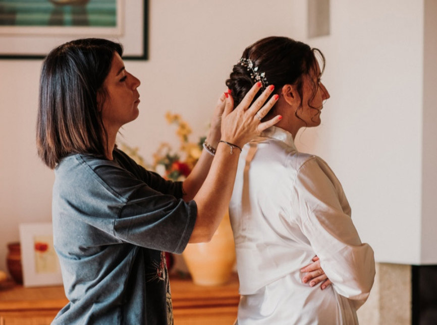 Préparation coiffure de mariage