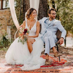 coiffure-attachee-basse-mariee-avec-bouquet-de-fleurs